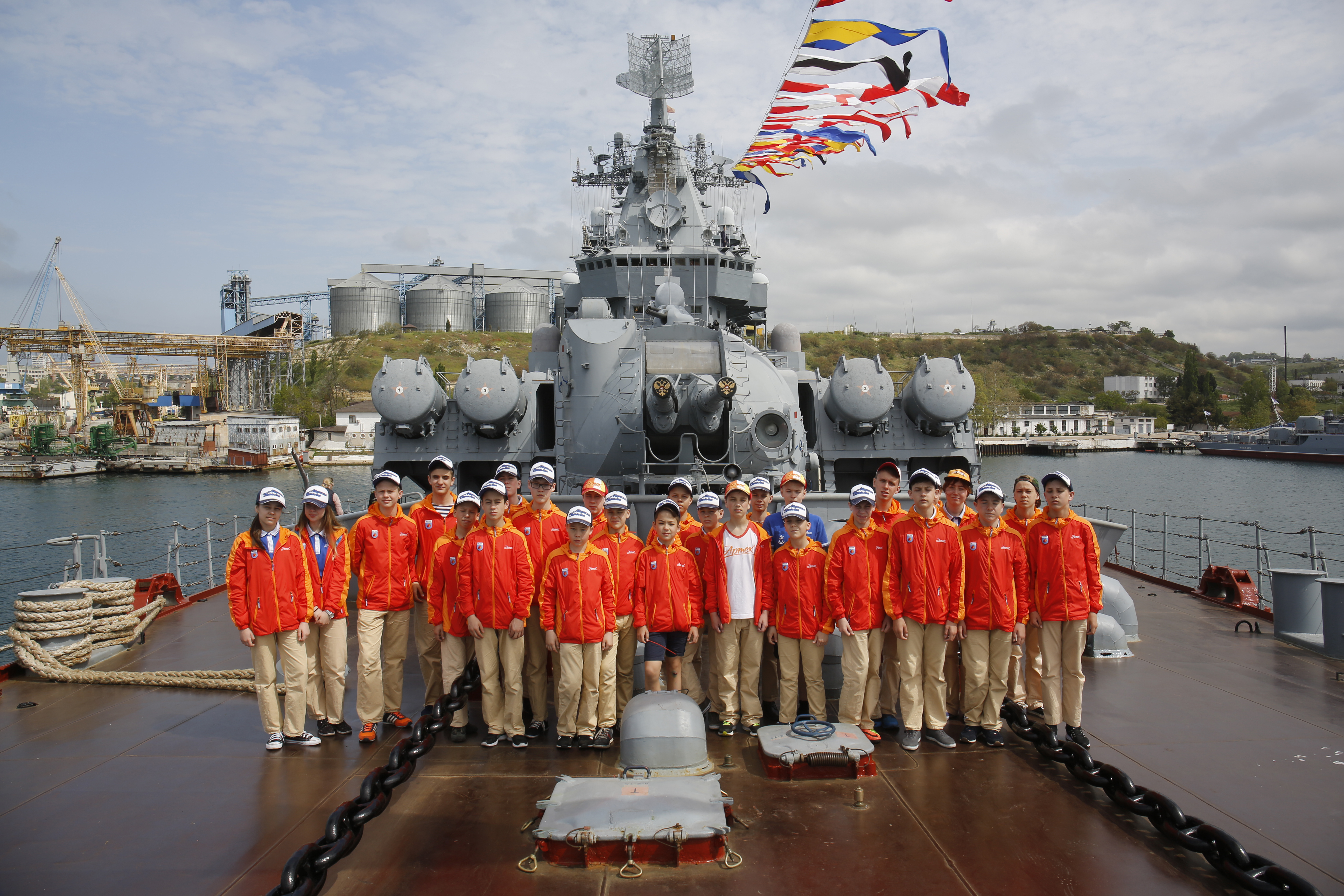 ЮНГ РОСИИ ПОДДЕРЖИВАЕТ ВОЕННО - МОРСКОЙ ФЛОТ