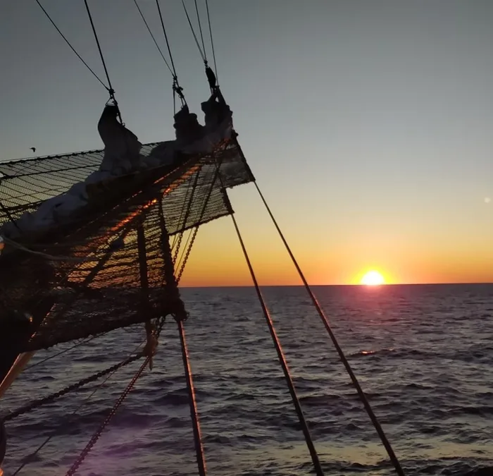 ПЕРВЫЙ ВОСХОД В МОРЕ . ФОТО СДЕЛАЛ ЮНГА