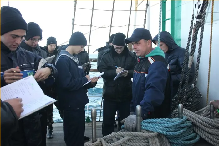 ЗАНЯТИЕ ПО ПАРУСНОМУ ВООРУЖЕНИЮ ПРОВОДИТ