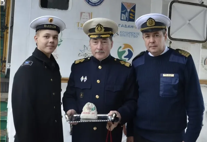 ПРЕДСТАВИТЕЛИ МАРИЙ ЭЛ ПЕРЕДАЛИ КАПИТАНУ